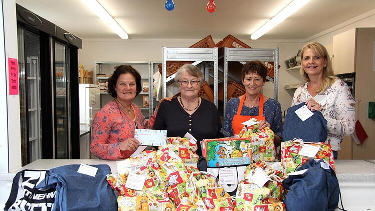 Christina Daßler, Rosi Gehr, Helga Kirsch und Gaby Richter mit den fertigen Geburtstagsbeuteln