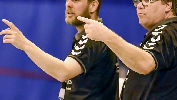 Matthias Gieck (li.), bisher Co-Trainer von Dirk Samel (re.), übernimmt nach dessen Rücktritt die alleinige Verantwortung für die Handball-Landesliga-Männer des HC Forchheim.  Foto: Sportfoto Zink