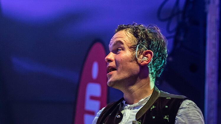 Beste Stimmung im Festzelt: Die Original Prinz Albert Blasmusik spielte beim "Oktopafest" auf dem Coburger Schlossplatz.Foto: Jochen Berger