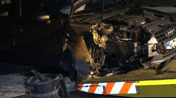 Im oberfr&auml;nkischen Hof ist ein Auto gegen eine Stra&szlig;enlaterne gekracht. Der Aufprall war offenbar so heftig, dass ein Rettungshubschrauber angefordert werden musste. Foto: Fricke/News 5