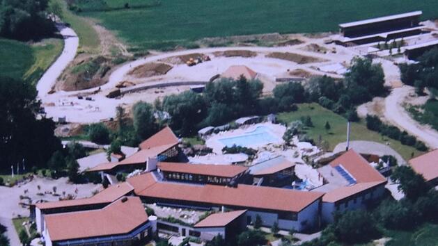 Die Obermain-Therme aus der Luft: Die Bausubstanz des 1986 er&ouml;ffneten Thermalbades  wurde in den 80ern und 90ern permanent erweitert. Dieses Bild entstand 1999, als der Kurpark (im  Bild oben) gerade angelegt wurde. Archivfoto: Matthias Einwag