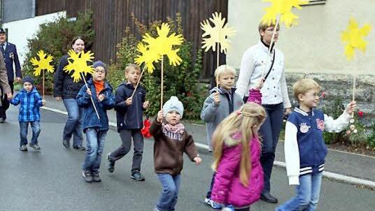 Auch der Kindergarten marschierte im Festzug mit. Fotos: Michael Wunder