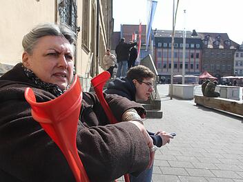 Martina Pause hat seinen Sitzplatz am Maxplatz ergattert und kann verschnaufen. Fotos: Michael Gründel