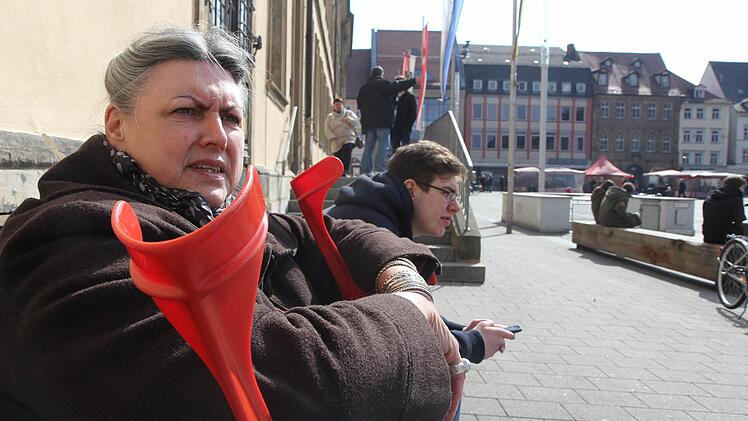 Martina Pause hat seinen Sitzplatz am Maxplatz ergattert und kann verschnaufen. Fotos: Michael Gründel