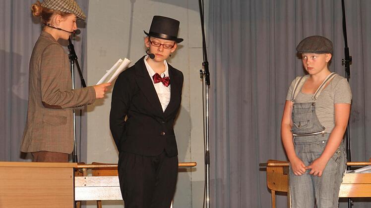 In den Hauptrollen des Stücks "Die Kinder des Monsieur Mathieu" (von links): Musiklehrer Clement Mathieu (Vanessa Hübner), Direktor Monsieur Rachin (Nike Kutzner), Schüler Pierre Morhange (Laura Rumpel).