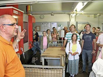 Jürgen Noll erklärt Besuchern, wie bei der Lebenshilfe gearbeitet wird. Fotos: Gerd Schaar