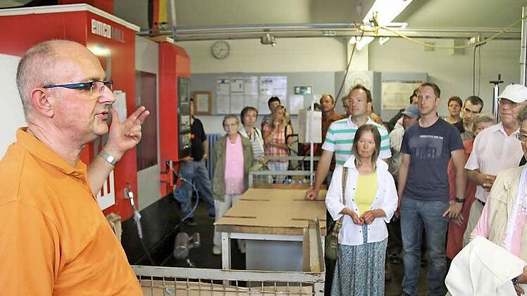 Jürgen Noll erklärt Besuchern, wie bei der Lebenshilfe gearbeitet wird. Fotos: Gerd Schaar