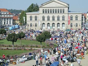 Am 28. Juni 2014 soll es wieder einen großen Flohmarkt auf dem Schlossplatz geben. Das beschloss jetzt der Seniorenbeirat. Foto: CT-Archiv