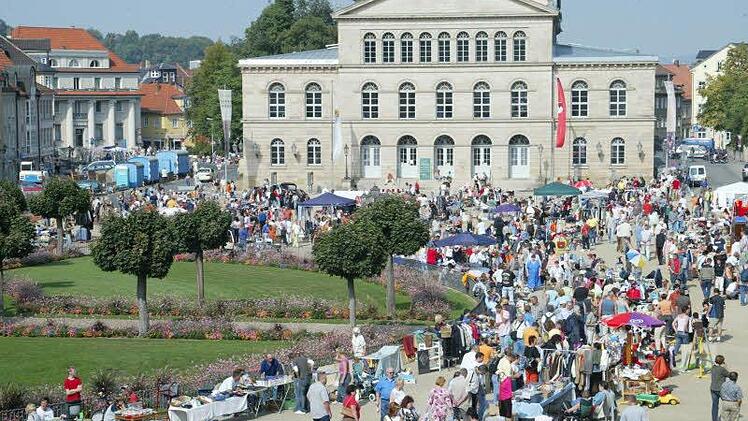 Am 28. Juni 2014 soll es wieder einen großen Flohmarkt auf dem Schlossplatz geben. Das beschloss jetzt der Seniorenbeirat. Foto: CT-Archiv