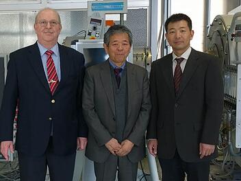 Michael Weber (links) bei der Inbetriebnahme der Maschinen mit seinen japanischen Partnern  Foto: Weber