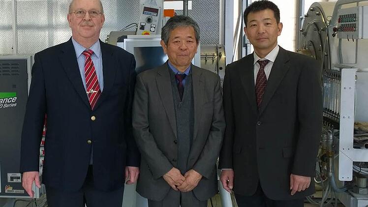 Michael Weber (links) bei der Inbetriebnahme der Maschinen mit seinen japanischen Partnern  Foto: Weber