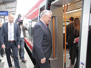 Joachim Herrmann steigt im Bahnhof Forchheim in den Zug ein - ein kleiner Schritt für den Minister, ein großer für die Bürgerinitiative, die um einen S-Bahn-Halt Forchheim-Nord kämpft. Foto: Josef Hofbauer