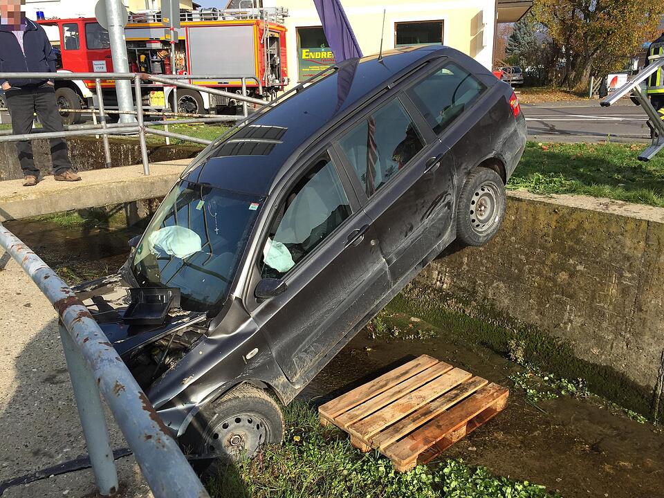 Auto landet im Bach