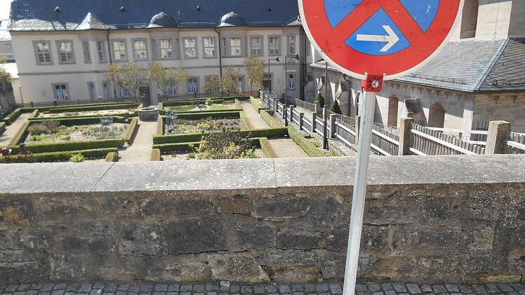 Blick auf den Kräutergarten, die Mauer droht, dort hinunter zu stürzen.Foto: Walter Hanslok