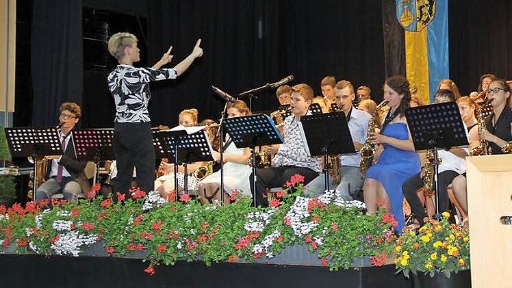 Die Bigband unter der Leitung von Iris Arnal bereicherte die Verabschiedung der Abiturienten musikalisch.  Fotos: Gerda Völk