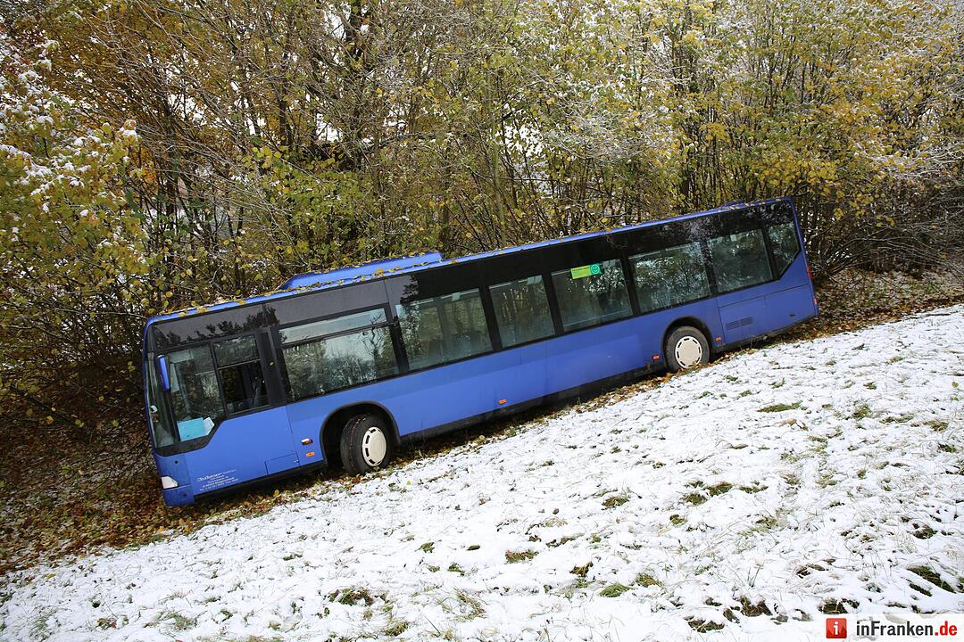Schulbusunglück bei erstem Schnee – Bus rutscht 300 Meter den Hang hinab – Kinder zum Glück keine im Bus