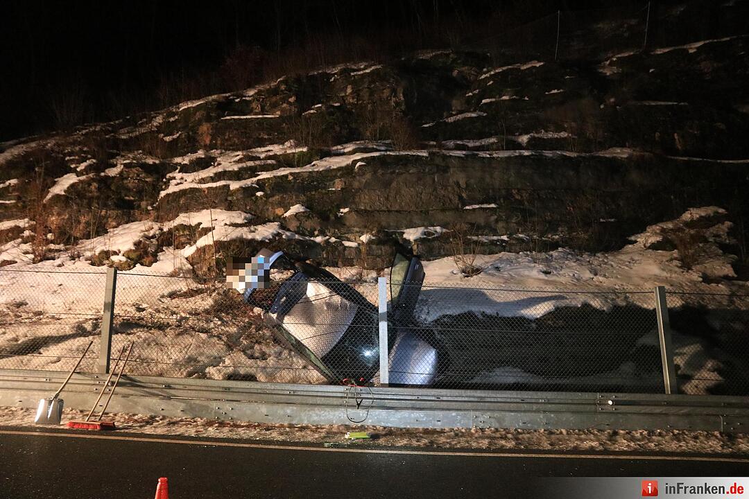 Audi A3 zwischen Fels und Steinfangzaun eingeklemmt - Beide Insassen nur leicht verletzt