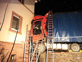 Am Dienstagmorgen ist der Fahrer eines Sattelzuges im unterfr&auml;nkischen Obersinn (Lkr. Main-Spessart) frontal gegen eine Hauswand gefahren. Der Fahrer war mehrere Stunden eingeklemmt und wurde schwer verletzt.NEWS5 / Merzbach