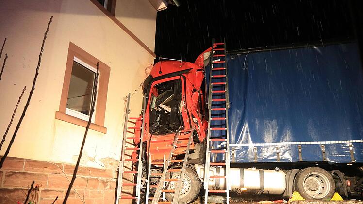 Am Dienstagmorgen ist der Fahrer eines Sattelzuges im unterfr&auml;nkischen Obersinn (Lkr. Main-Spessart) frontal gegen eine Hauswand gefahren. Der Fahrer war mehrere Stunden eingeklemmt und wurde schwer verletzt.NEWS5 / Merzbach