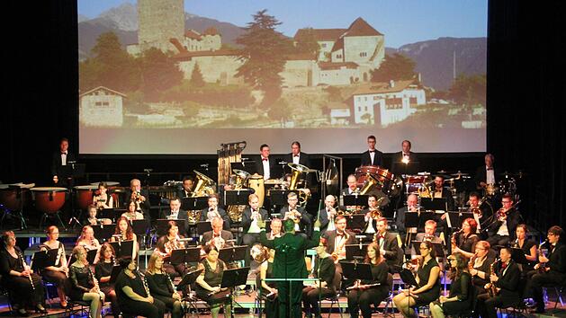 Das Stück "Schloss Tirol" war ein Klanggemälde der schönsten Art: Musikalisch erzählte das Sinfonische Blasorchester Kasendorf von der majestätischen Burg bei Meran. Foto: Sonny Adam