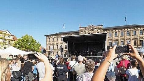 Auf dem Schlossplatz gibt es eine Showbühne. Foto: Thomas Dettweiler