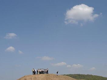 Ausschüsse übernehmen Teilaufgaben des Stadtrats. Unser Archivbild zeigt einen früheren Bauausschuss bei einer Ortsbesichtigung.  Foto: Siegfried Farkas