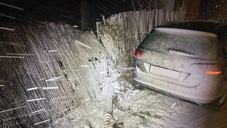 Autounfall wegen schneebedeckter Fahrbahn.