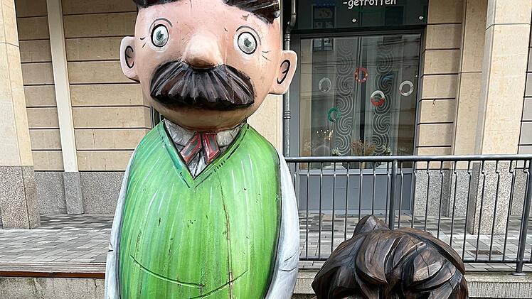 Vater und Sohn-Figuren in der Fußgängerzone