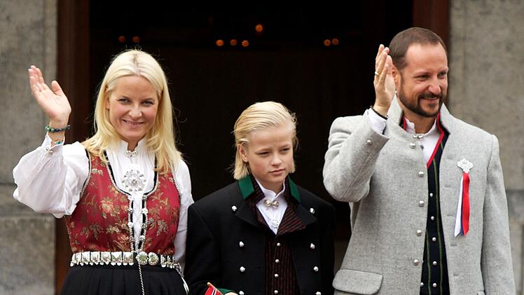Prinzessin Mette-Marit, Marius Borg Hoiby und Prince Haakon besuchen eine Parade im Jahr 2011.