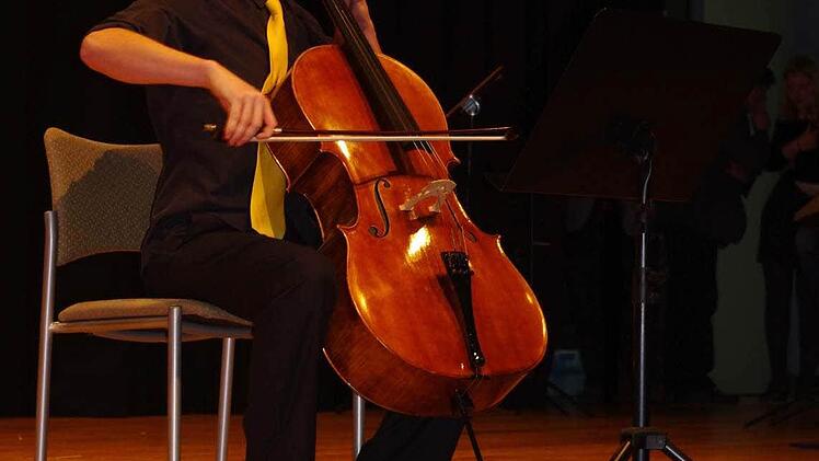 Martin Axtner begeisterte mit "Sarabande" aus der Suite Nr. 3 für Violoncello Solo von Johann Sebastian Bach.