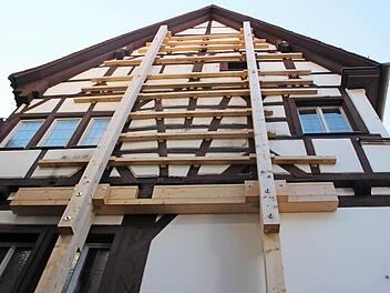 Die Vorbereitung der Sanierung beginnt im Januar. Ein saniertes Rathaus ohne Stützbalken ist etwa im Jahr 2018 zu erwarten. Fotos: Ekkehard Roepert