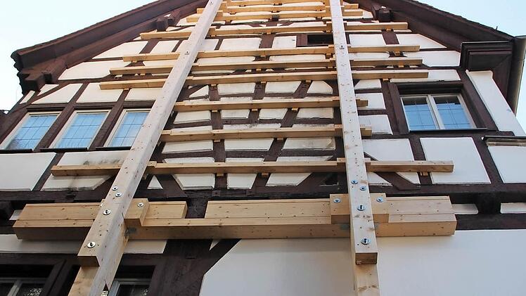 Die Vorbereitung der Sanierung beginnt im Januar. Ein saniertes Rathaus ohne Stützbalken ist etwa im Jahr 2018 zu erwarten. Fotos: Ekkehard Roepert