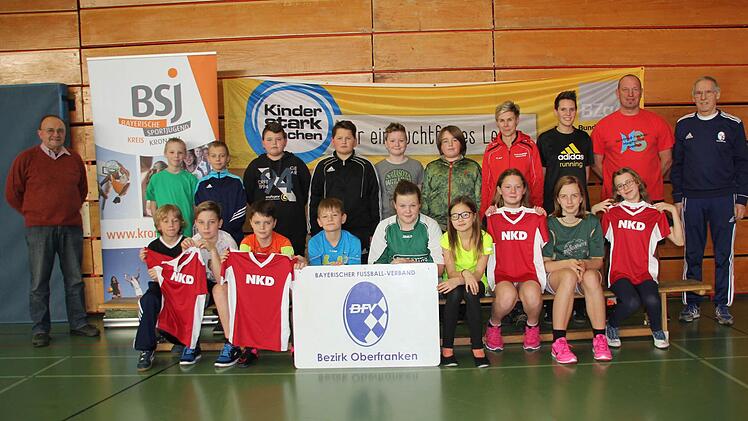 Am Dienstag wurde die erste Kooperation im Landkreis Kronach zwischen einer Schule (Gottfried-Neukam-Mittelschule) und einem Verein (SV Reitsch) ins Leben gerufen. Maßgeblich wurde sie von BFV-Mitarbeiter Lorenz Richter, den Übungsleitern Oliver Müller, Kristin Rebhan und von Karola Herrmann (von rechts) ins Leben gerufen und von der Bayerischen Sportjugend mit Beisitzer Roland Münch (links) gefördert.