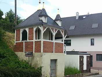 Rechts neben dem Kellerhaus steht jetzt eine Trafostation. In früheren Zeiten befand sich dort ein Ochsenstall.  Foto: Ronald Rinklef