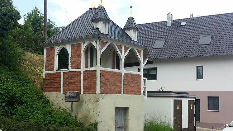Rechts neben dem Kellerhaus steht jetzt eine Trafostation. In früheren Zeiten befand sich dort ein Ochsenstall.  Foto: Ronald Rinklef