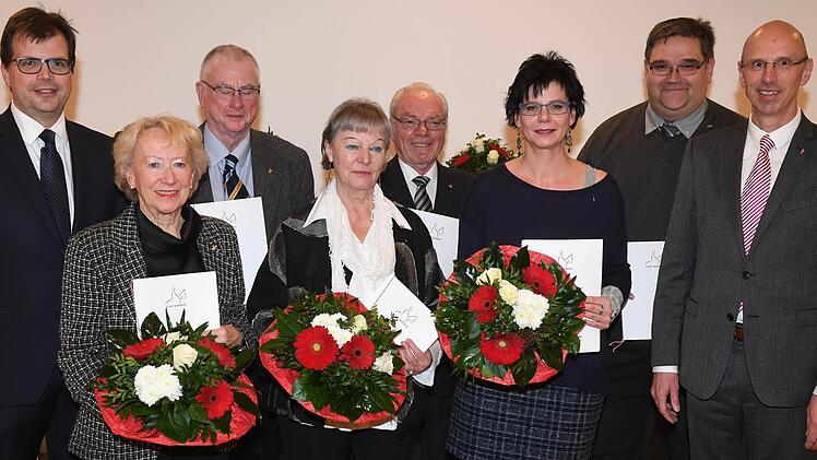 Die neuen Trägerinnen und Träger der Bamberger Bürgernadel mit Bürgermeister Christian Lange (links) und MGO-Geschäftsführer Walter Schweinsberg (rechts) Foto: Ronald Rinklef