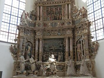 Der au&szlig;ergew&ouml;hnliche Hochaltar in der Morizkirche in Coburg hat den Bildersturm &uuml;berstanden.  Foto: Ernst Deier