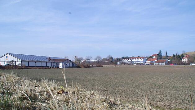 Rewe hat die Fl&auml;che neben Aldi in die Industriestra&szlig;e gekauft. Sie soll eine direkte Abbiegespur von der B&nbsp;303/B&nbsp;173 (im Hintergrund) erhalten. Foto: Archiv/Marco Mei&szlig;ner