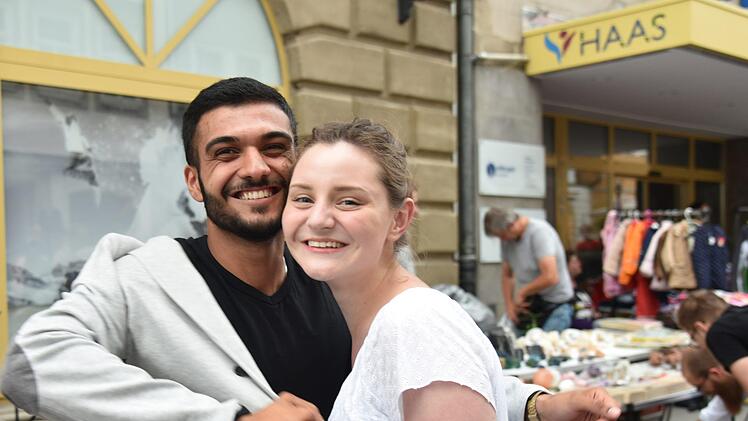 Leonie und Mohammed kassierten beim Flohmarkt in Coburg die StandgebührGabi Arnold