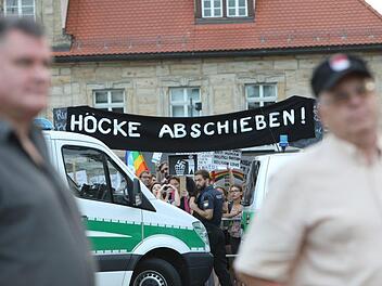 Abgeriegelt durch Polizeiautos protestierten am Paradeplatz Hunderte gegen die AfD. Fotos: Barbara Herbst