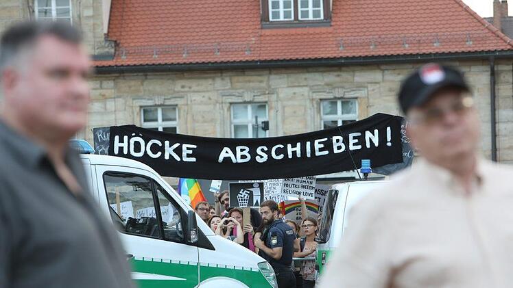 Abgeriegelt durch Polizeiautos protestierten am Paradeplatz Hunderte gegen die AfD. Fotos: Barbara Herbst