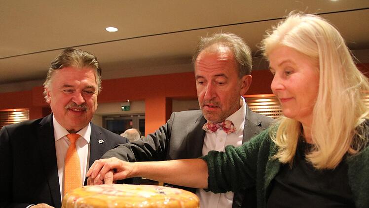 Landrat Klaus Peter Söllner (links) beim Anschneiden der Geburtstagstorte von Peter Lauterbach nach einem Gemälde von Gerhard Popp mit den Kunstvereinsvorsitzenden Karl-Heinz Greim und Cornelia Morsch. Foto: Klaus Klaschka