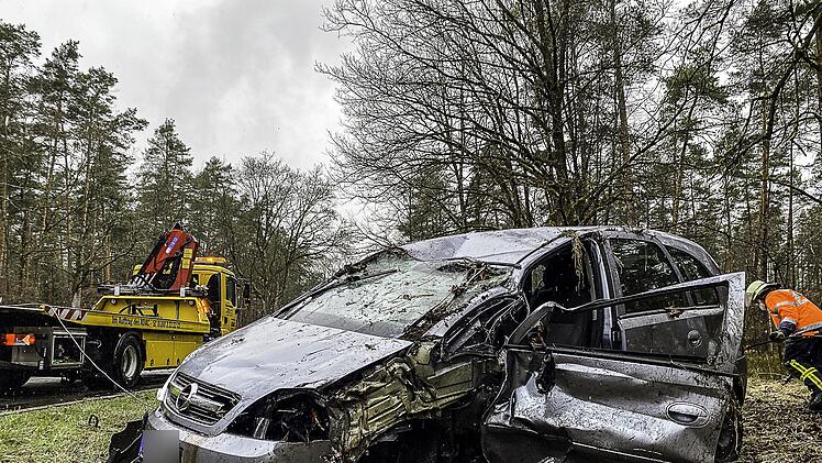 Opel &uuml;berschl&auml;gt sich und bleibt auf dem Dach liegen: Verkehrunsfall zwischen Feucht und Moorenbrunn