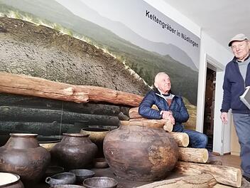 Museumsleiter Bernd Hein (sitzend) und Horst Günter sind immer wieder aufs Neue beeindruckt, wenn sie im Heimatmuseum die Funde aus den Keltengräbern der Nüdlinger Flur besichtigen.