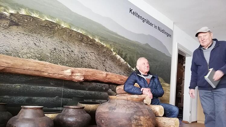 Museumsleiter Bernd Hein (sitzend) und Horst Günter sind immer wieder aufs Neue beeindruckt, wenn sie im Heimatmuseum die Funde aus den Keltengräbern der Nüdlinger Flur besichtigen.