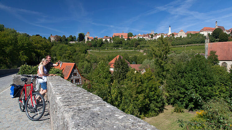 Malerische Aussichten und imposante Altstadt-Ansichten wie diese in Rothenburg ob der Tauber sorgen für ein einzigartiges Fahrrad-Abenteuer.