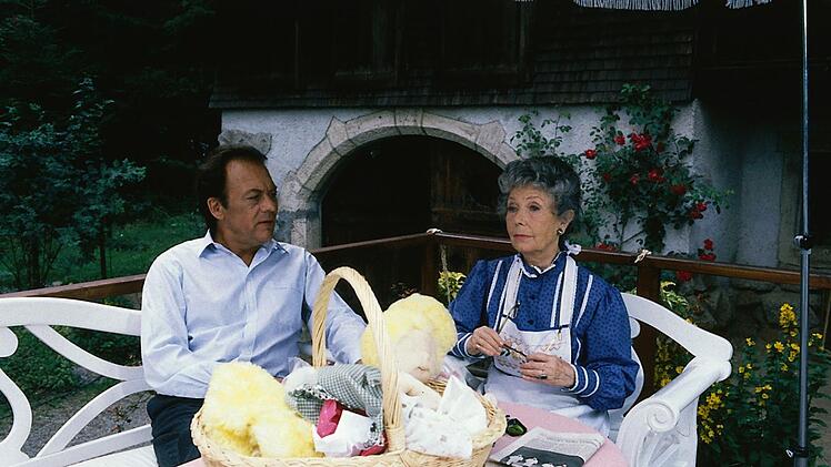 Gutsituierter, westdeutscher Provinzalltag: K&auml;ti (Karin Hardt) vermag es nicht, den in seinen Sorgen befangenen Professor Brinkmann (Klausj&uuml;rgen Wussow) aufzuheitern.