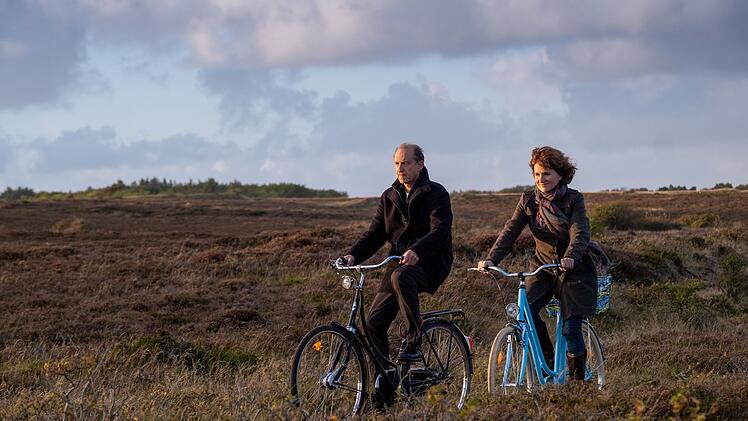 Radfahrer Carl Sievers (Peter Heinrich Brix) und seine Therapeutin/Freundin Tabea Krawinkel (Victoria Trauttmansdorff) verbringen gerne Zeit miteinander.