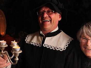 Manfred Scheller und Eva Albert haben gut lachen: Sie waren schon oft im Keller von Schloss Saaleck in Hammelburg und kennen die gruseligen Geschichten, die sie den Teilnehmern der Schlenderweinprobe erzählen, nur zu gut. Fotos: Gerd Schaar