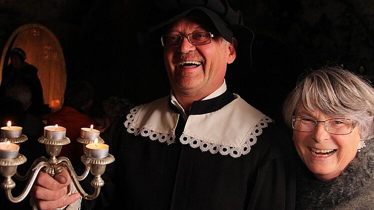 Manfred Scheller und Eva Albert haben gut lachen: Sie waren schon oft im Keller von Schloss Saaleck in Hammelburg und kennen die gruseligen Geschichten, die sie den Teilnehmern der Schlenderweinprobe erzählen, nur zu gut. Fotos: Gerd Schaar